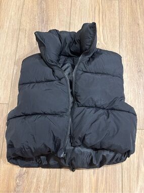 Black Puffer Vest - cropped style